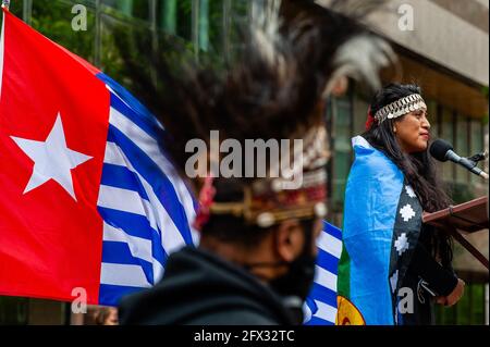 Den Haag, Niederlande. Mai 2021. Eine Mapuche-Frau hält während der Demonstration Reden vor einem Mann aus West-Papua. Kredit: SOPA Images Limited/Alamy Live Nachrichten Stockfoto