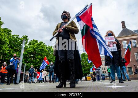 Den Haag, Niederlande. Mai 2021. Eine Papua-Frau sah während der Demonstration Flaggen zur Unterstützung von West-Papua halten. Kredit: SOPA Images Limited/Alamy Live Nachrichten Stockfoto