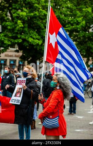 Den Haag, Niederlande. Mai 2021. Eine Papua-Frau sah während der Demonstration eine Flagge aus West-Papua halten. Kredit: SOPA Images Limited/Alamy Live Nachrichten Stockfoto