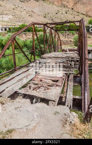 Alte bröckelnde Brücke im Dorf Areni, Armenien Stockfoto