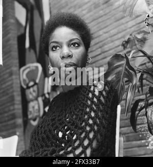 Porträt der amerikanischen Sängerin Nina Simone, die zu Weihnachten, 14. Dezember 1965, Porträts, Sänger, Niederlande, 20. Jahrhundert Presseagentur Foto, Nachrichten zu erinnern, Dokumentarfilm, historische Fotografie 1945-1990, visuelle Geschichten, Menschliche Geschichte des zwanzigsten Jahrhunderts, Momente in der Zeit festzuhalten Stockfoto