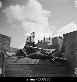 Mit der Befreiung der Nordniederländer haben die alliierten Truppen die Positionen am Afsluitdijk bei Zürich (Friesland) in die Kontrolle übernommen. Sie können nun die deutschen Positionen überwachen. Der Feind brütet immer noch auf dem Kornwernerzand-Streifen. Kanadischer Brenmitrailleur an der Spitze des Afsluitdijk, 18. April 1945, Soldaten, Waffen, Niederlande, 20. Jahrhundert Presseagentur Foto, Nachrichten zu erinnern, Dokumentarfilm, historische Fotografie 1945-1990, visuelle Geschichten, Menschliche Geschichte des zwanzigsten Jahrhunderts, Momente in der Zeit festzuhalten Stockfoto