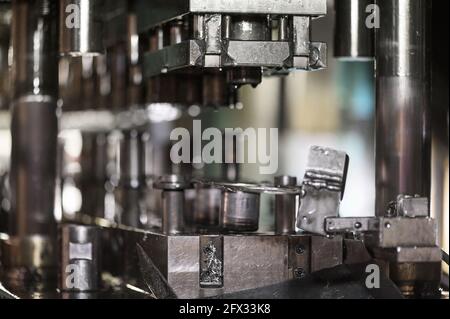 Hydraulische Pressenstempelmaschine für das Umformen von Blech, Industrielle Metallbearbeitung. Hochwertige Fotos. Stockfoto