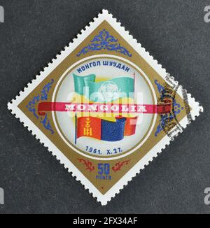 Abgesagte Briefmarke gedruckt von der Mongolei, die Flaggen der UN und der Mongolei zeigt, um 1962. Stockfoto