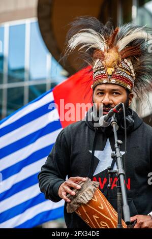 Raki AP von der Organisation Free West Papua Campaign Nederland hat während der Demonstration Reden gehalten, während sie eine traditionelle Trommel hielt.die Organisation Free West Papua Campaign Nederland in Zusammenarbeit mit Extinction Rebellion veranstaltete eine Demonstration vor dem Haus des Parlaments für die Anerkennung der Perspektive und Souveränität Der indigenen Völker weltweit. In West-Papua werden Familien und ihre Kinder aufgrund der Militäroperationen Indonesiens in der Region aus ihren Dörfern vertrieben. Während der Demonstration boten sie Politikern einen Brief an, in dem sie die aufriefen Stockfoto