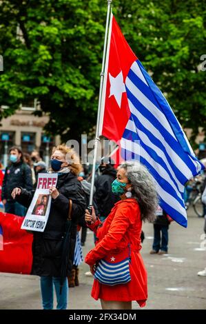 Eine Papua-Frau, die während der Demonstration eine Flagge aus West-Papua hielt, sah die Organisation Free West Papua Campaign Nederland in Zusammenarbeit mit Extinction Rebellion veranstaltete eine Demonstration vor dem Parlamentsgebäude für die Anerkennung der Perspektive und Souveränität indigener Völker weltweit. In West-Papua werden Familien und ihre Kinder aufgrund der Militäroperationen Indonesiens in der Region aus ihren Dörfern vertrieben. Während der Demonstration boten sie Politikern einen Brief an, in dem sie aufriefen, den Stimmen der Indigenen zuzuhören. (Foto von Ana Fernandez/SOPA Stockfoto