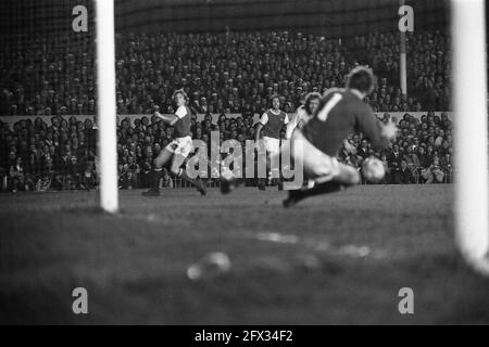 Arsenal gegen Ajax 0-1, Viertelfinale European Cup I, Spielmoment, 22. März 1972, Sport, Fußball, Niederlande, Foto der Presseagentur des 20. Jahrhunderts, zu erinnerende Nachrichten, Dokumentarfilm, historische Fotografie 1945-1990, visuelle Geschichten, Menschliche Geschichte des zwanzigsten Jahrhunderts, Momente in der Zeit festzuhalten Stockfoto