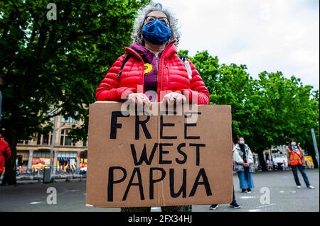 Eine Frau mit einem Plakat in Solidarität mit West Papua während der Demonstration die Organisation Free West Papua Campaign Nederland in Zusammenarbeit mit Extinction Rebellion veranstaltete eine Demonstration vor dem Parlament für die Anerkennung der Perspektive und Souveränität indigener Völker weltweit. In West-Papua werden Familien und ihre Kinder aufgrund der Militäroperationen Indonesiens in der Region aus ihren Dörfern vertrieben. Während der Demonstration boten sie Politikern einen Brief an, in dem sie aufriefen, den Stimmen der Indigenen zuzuhören. (Foto von Ana Fernandez / Stockfoto