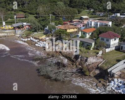 Florianópolis, SC - 24-05-2021 - Meio Ambiente - Maré alta derruba muros e adentra propriedades no Morro das Pedras. O Avanço do mar destruiu muros e Stockfoto