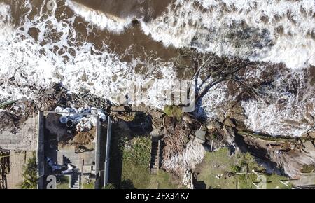 Florianópolis, SC - 24-05-2021 - Meio Ambiente - Maré alta derruba muros e adentra propriedades no Morro das Pedras. O Avanço do mar destruiu muros e Stockfoto