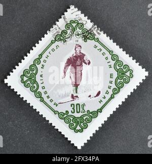 Abgesagte Briefmarke gedruckt von der Mongolei, die Skifahren zeigt, um 1961. Stockfoto