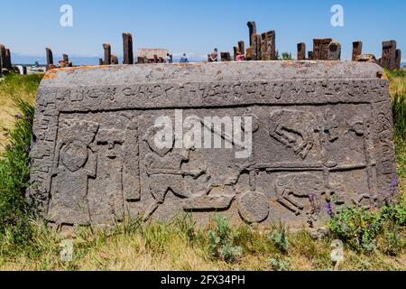 NORATUS, ARMENIEN - 10. JULI 2017: In Stein gemeißelte Khachkar in der Nähe des Dorfes Noratus, Armenien Stockfoto