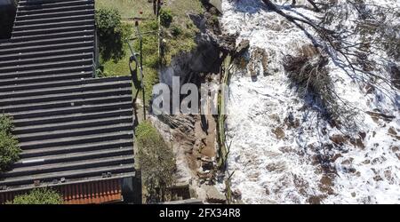 Florianópolis, SC - 24-05-2021 - Meio Ambiente - Maré alta derruba muros e adentra propriedades no Morro das Pedras. O Avanço do mar destruiu muros e Stockfoto