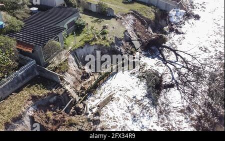 Florianópolis, SC - 24-05-2021 - Meio Ambiente - Maré alta derruba muros e adentra propriedades no Morro das Pedras. O Avanço do mar destruiu muros e Stockfoto