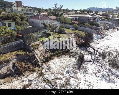 Florianópolis, SC - 24-05-2021 - Meio Ambiente - Maré alta derruba muros e adentra propriedades no Morro das Pedras. O Avanço do mar destruiu muros e Stockfoto