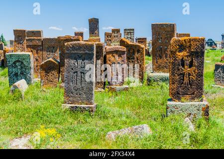 NORATUS, ARMENIEN - 10. JULI 2017: Steinkreuze, bekannt als Khachkars, in der Nähe des Dorfes Noratus, Armenien Stockfoto