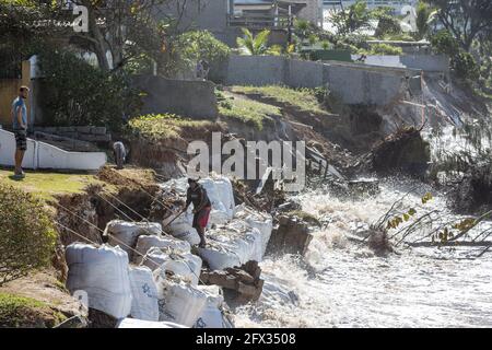 Florianópolis, SC - 24-05-2021 - Meio Ambiente - Maré alta derruba muros e adentra propriedades no Morro das Pedras. O Avanço do mar destruiu muros e Stockfoto