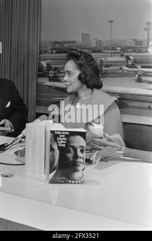 Frau Coretta King, Witwe von Pfarrer Martin Luther King, kommt am Flughafen Schiphol an. Mrs. King mit vor ihr, Buch geschrieben von ihr, 10. Februar 1970, Bücher, Witwen, Niederlande, Presseagentur des 20. Jahrhunderts, Foto, Nachrichten zum erinnern, Dokumentarfilm, historische Fotografie 1945-1990, visuelle Geschichten, Menschliche Geschichte des zwanzigsten Jahrhunderts, Momente in der Zeit festzuhalten Stockfoto