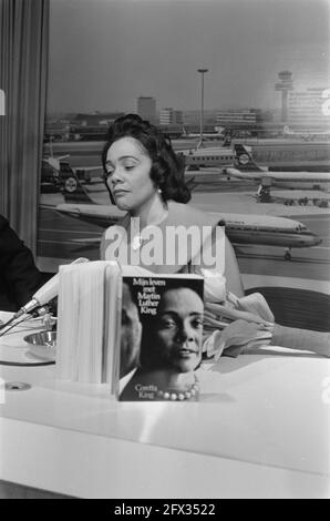 Frau Coretta King, Witwe von Pfarrer Martin Luther King, kommt am Flughafen Schiphol an. Mrs. King mit vor ihr, Buch geschrieben von ihr, 10. Februar 1970, Bücher, Witwen, Niederlande, Presseagentur des 20. Jahrhunderts, Foto, Nachrichten zum erinnern, Dokumentarfilm, historische Fotografie 1945-1990, visuelle Geschichten, Menschliche Geschichte des zwanzigsten Jahrhunderts, Momente in der Zeit festzuhalten Stockfoto