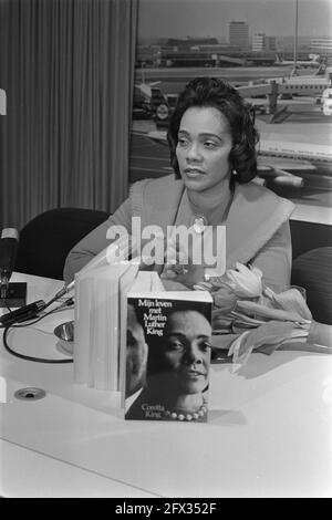 Frau Coretta King, Witwe von Pfarrer Martin Luther King, kommt am Flughafen Schiphol an. Mrs. King mit vor ihr, Buch geschrieben von ihr, 10. Februar 1970, Bücher, Witwen, Niederlande, Presseagentur des 20. Jahrhunderts, Foto, Nachrichten zum erinnern, Dokumentarfilm, historische Fotografie 1945-1990, visuelle Geschichten, Menschliche Geschichte des zwanzigsten Jahrhunderts, Momente in der Zeit festzuhalten Stockfoto