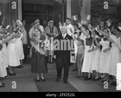 Frau Coty und Königin Juliana besuchen soziale Einrichtungen. Beim Verlassen des Blindeninstituts, 23. Juli 1954, Königinnen, königliche Familie, Staatsbesuche, Niederlande, Foto der Presseagentur des 20. Jahrhunderts, zu erinnerende Nachrichten, Dokumentarfilm, historische Fotografie 1945-1990, visuelle Geschichten, Menschliche Geschichte des zwanzigsten Jahrhunderts, Momente in der Zeit festzuhalten Stockfoto