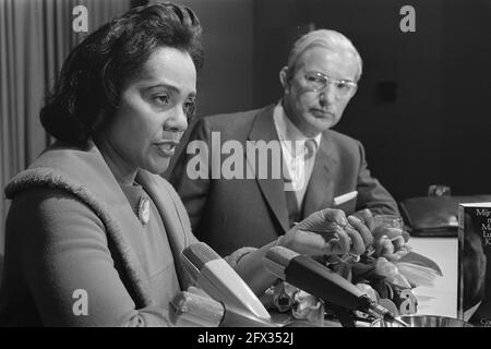 Frau Coretta King, Witwe von Pfarrer Martin Luther King, kommt am 10. Februar 1970 am Flughafen Schiphol an, Ankunft, Witwen, Niederlande, Presseagentur des 20. Jahrhunderts, Foto, Nachrichten zum erinnern, Dokumentarfilm, historische Fotografie 1945-1990, visuelle Geschichten, Menschliche Geschichte des zwanzigsten Jahrhunderts, Momente in der Zeit festzuhalten Stockfoto