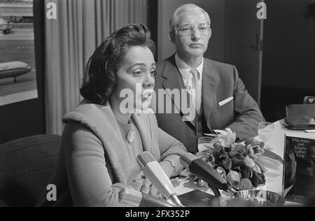 Frau Coretta King, Witwe von Pfarrer Martin Luther King, kommt am Flughafen Schiphol an. Mrs. King mit vor ihr, Buch geschrieben von ihr, 10. Februar 1970, Bücher, Witwen, Niederlande, Presseagentur des 20. Jahrhunderts, Foto, Nachrichten zum erinnern, Dokumentarfilm, historische Fotografie 1945-1990, visuelle Geschichten, Menschliche Geschichte des zwanzigsten Jahrhunderts, Momente in der Zeit festzuhalten Stockfoto