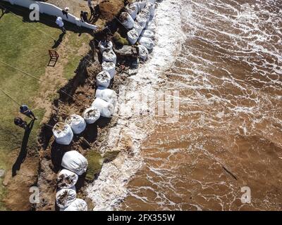 Florianópolis, SC - 24-05-2021 - Meio Ambiente - Maré alta derruba muros e adentra propriedades no Morro das Pedras. O Avanço do mar destruiu muros e Stockfoto