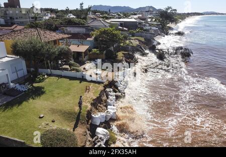 Florianópolis, SC - 24-05-2021 - Meio Ambiente - Maré alta derruba muros e adentra propriedades no Morro das Pedras. O Avanço do mar destruiu muros e Stockfoto