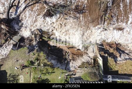 Florianópolis, SC - 24-05-2021 - Meio Ambiente - Maré alta derruba muros e adentra propriedades no Morro das Pedras. O Avanço do mar destruiu muros e Stockfoto