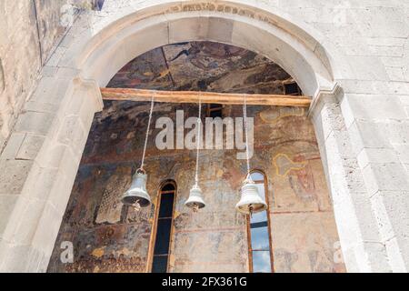 VARDZIA, GEORGIEN - 14. JULI 2017: Kirchenglocken im Höhlenkloster Vardzia in einer Klippe, Georgien geschnitzt Stockfoto