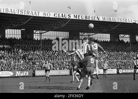 Ajax gegen PSV 4-0. Debütant Danielsson im Duell mit Daan Schrijvers, unter Soetekouw, Nuninga, Cruijff, 17. März 1968, Debütanten, Duelle, Sport, Fußball, Niederlande, 20. Jahrhundert Presseagentur Foto, Nachrichten zu erinnern, Dokumentarfilm, historische Fotografie 1945-1990, visuelle Geschichten, Menschliche Geschichte des zwanzigsten Jahrhunderts, Momente in der Zeit festzuhalten Stockfoto