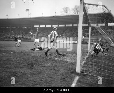 Ajax gegen PSV 5:0, Klaas Nuninga erzielt von links nach rechts Petersen (Ajax), Nuninga (Ajax), Torwart Bals (PVS), Wiers (PSV) und Donners in Goal (PSV), 22. November 1964, Sport, Fußball, Niederlande, Presseagentur des 20. Jahrhunderts, Foto, Nachrichten zum erinnern, Dokumentarfilm, historische Fotografie 1945-1990, visuelle Geschichten, Menschliche Geschichte des zwanzigsten Jahrhunderts, Momente in der Zeit festzuhalten Stockfoto