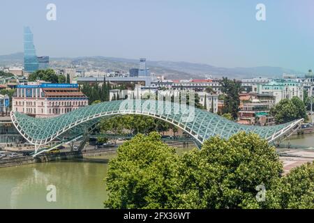 TIFLIS, GEORGIEN - 17. JULI 2017: Blick auf die Friedensbrücke in Tiflis, Georgien Stockfoto