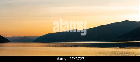 Blick auf den Sonnenuntergang in der Donau-Schlucht in Djerdap auf dem Serbisch-rumänische Grenze Stockfoto