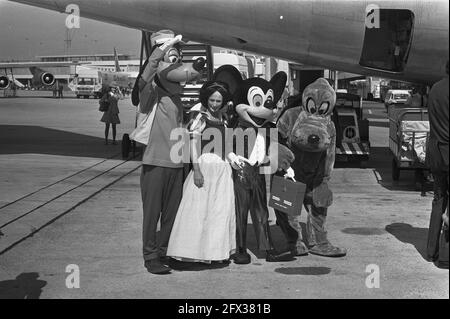 Mickey Mouse am Flughafen Schiphol, Mickey Mouse und andere Disney-Figuren, 28. August 1972, Niederlande, Foto der Presseagentur des 20. Jahrhunderts, zu erinnerende Nachrichten, Dokumentation, historische Fotografie 1945-1990, visuelle Geschichten, Menschliche Geschichte des zwanzigsten Jahrhunderts, Momente in der Zeit festzuhalten Stockfoto
