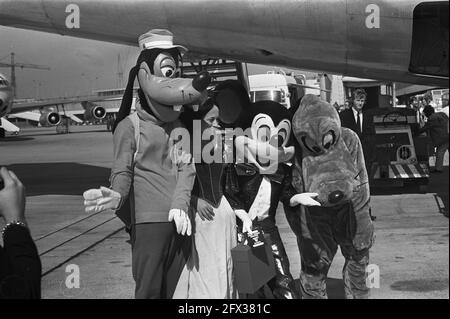 Mickey Mouse am Flughafen Schiphol, Mickey Mouse und andere Disney-Figuren, 28. August 1972, Niederlande, Foto der Presseagentur des 20. Jahrhunderts, zu erinnerende Nachrichten, Dokumentation, historische Fotografie 1945-1990, visuelle Geschichten, Menschliche Geschichte des zwanzigsten Jahrhunderts, Momente in der Zeit festzuhalten Stockfoto