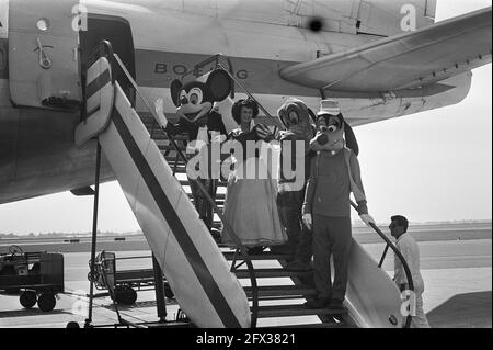 Mickey Mouse am Flughafen Schiphol, Mickey Mouse und andere Disney-Figuren, 28. August 1972, Niederlande, Foto der Presseagentur des 20. Jahrhunderts, zu erinnerende Nachrichten, Dokumentation, historische Fotografie 1945-1990, visuelle Geschichten, Menschliche Geschichte des zwanzigsten Jahrhunderts, Momente in der Zeit festzuhalten Stockfoto