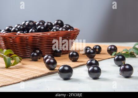 Jaboticaba oder jabuticaba, sehr leckere brasilianische Früchte. Selektiver Fokus. Stockfoto