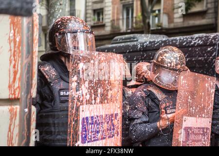 Barcelona, Spanien. Mai 2021. Während der Demonstration werden Polizisten mit Farbe von den Demonstranten auf sie geworfen.EINE gerichtliche Räumung von drei Aktivisten in Barcelona hat letztendlich zu einer Besetzung durch Demonstranten am Sitz der politischen Partei ERC (Republikanische Linke Kataloniens) geführt. Am ersten Tag des Mandats des Präsidenten der Generalitat von Katalonien, Pere Aragones (ERC). Kredit: SOPA Images Limited/Alamy Live Nachrichten Stockfoto