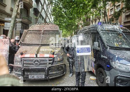 Barcelona, Spanien. Mai 2021. Polizeibeamte und Autos, die von den Demonstranten mit Farbe auf sie geworfen wurden.EINE gerichtliche Räumung von drei Aktivisten in Barcelona hat letztendlich zu einer Besetzung durch Demonstranten am Sitz der politischen Partei ERC (Republikanische Linke Kataloniens) Am ersten Tag des Mandats des Präsidenten der Generalitat von Katalonien, Pere Aragones (ERC). Kredit: SOPA Images Limited/Alamy Live Nachrichten Stockfoto