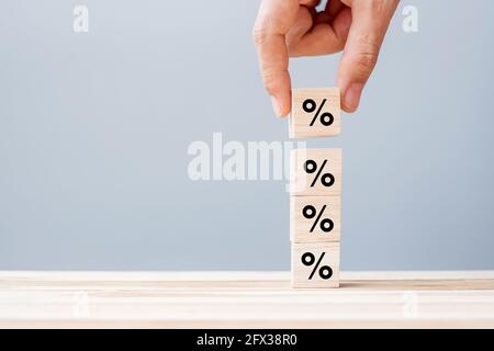 Business man Hand Putting Holz Würfel Block mit Prozentsymbol Symbol. Zinssatz-, Finanz-, Ranking- und Hypothekenzinsen-Konzept Stockfoto