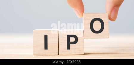 IPO (Initial Public Offering) Wort mit Holzwürfelblock, Aktien einer privaten Aktiengesellschaft an die Öffentlichkeit in einer neuen Aktienemission. Aktien, Fonds, Investo Stockfoto
