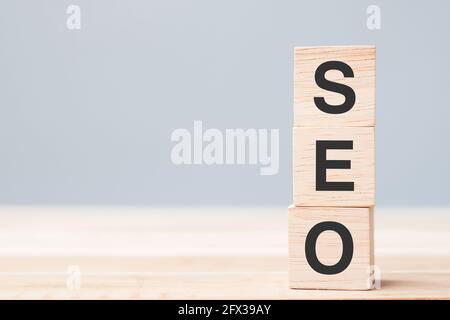 SEO (Search Engine Optimization) Text Holzwürfelblöcke auf Tabellenhintergrund. Idee, Strategie, Marketing, Keyword und Content-Konzept Stockfoto