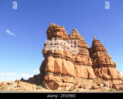 Eine Sandstein-butte verwitterte in einer seltsamen Form, neben dem Highway 24, in der Wüste von Utah, USA Stockfoto