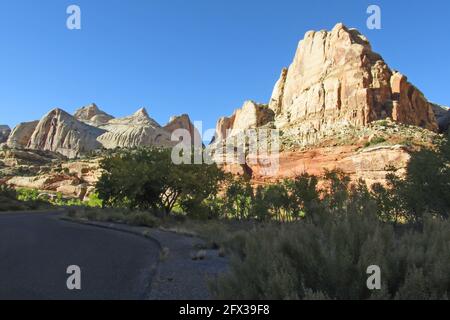 Blick vom Highway 24 auf den Capitol Dome und den Navajo Dome im Capitol Reef National Park, Utah, USA, bei Nachmittagssonne Stockfoto