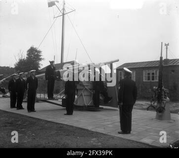 Militärische Ausbildung für das Personal der Handelsmarine in Den Helder, 24. Juli 1951, Artillerie, Marine, Niederlande, 20. Jahrhundert Presseagentur Foto, Nachrichten zu erinnern, Dokumentarfilm, historische Fotografie 1945-1990, visuelle Geschichten, Menschliche Geschichte des zwanzigsten Jahrhunderts, Momente in der Zeit festzuhalten Stockfoto