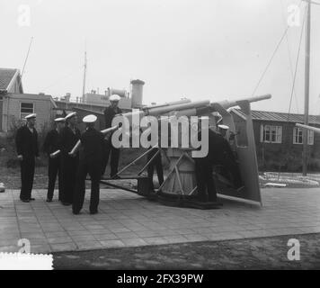 Militärausbildung für Handelsmarine-Mitarbeiter in Den Helder, 24. Juli 1951, Artillerie, Marine, Niederlande, 20. Jahrhundert Presseagentur Foto, Nachrichten zu erinnern, Dokumentarfilm, historische Fotografie 1945-1990, visuelle Geschichten, Menschliche Geschichte des zwanzigsten Jahrhunderts, Momente in der Zeit festzuhalten Stockfoto