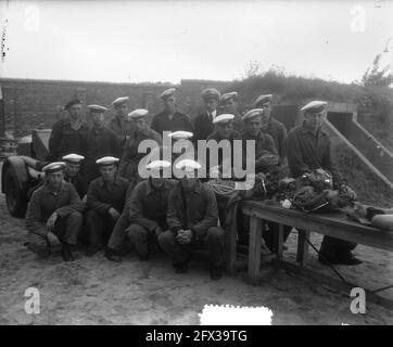 Militärische Ausbildung für Mitarbeiter der Handelsmarine in Den Helder, 24. Juli 1951, Marine, Niederlande, Foto der Presseagentur des 20. Jahrhunderts, zu erinnerende Nachrichten, Dokumentation, historische Fotografie 1945-1990, visuelle Geschichten, Menschliche Geschichte des zwanzigsten Jahrhunderts, Momente in der Zeit festzuhalten Stockfoto