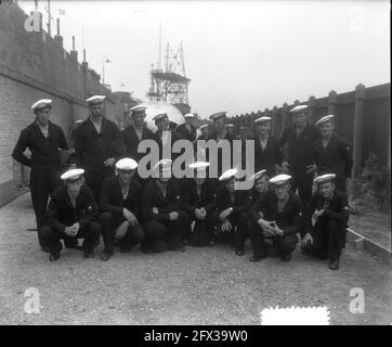 Militärische Ausbildung für Mitarbeiter der Handelsmarine in Den Helder, 24. Juli 1951, Gruppenportraits, Marine, Niederlande, 20. Jahrhundert Presseagentur Foto, Nachrichten zu erinnern, Dokumentarfilm, historische Fotografie 1945-1990, visuelle Geschichten, Menschliche Geschichte des zwanzigsten Jahrhunderts, Momente in der Zeit festzuhalten Stockfoto